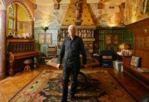 Лестница в небо: Крепость Джимми Пейджа — его дом Джимми Пейдж в гостиной, где Уильям Бёрджес, спроектировавший дом, развлекал своих друзей в 1870-х годах.