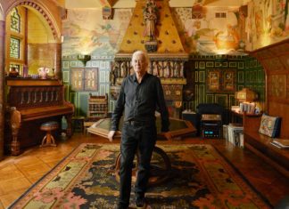 Лестница в небо: Крепость Джимми Пейджа — его дом Джимми Пейдж в гостиной, где Уильям Бёрджес, спроектировавший дом, развлекал своих друзей в 1870-х годах.