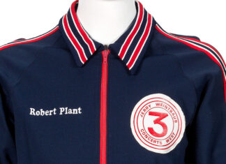 Спортивный костюм, сделанный для Robert Plant во время тура Led Zeppelin 1977 года, был продан на аукционе за 7,000 долларов