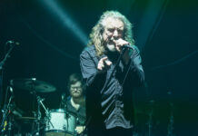 Роберт Плант выступил с Деборой Бонэм с песней ‘When The Levee Breaks’