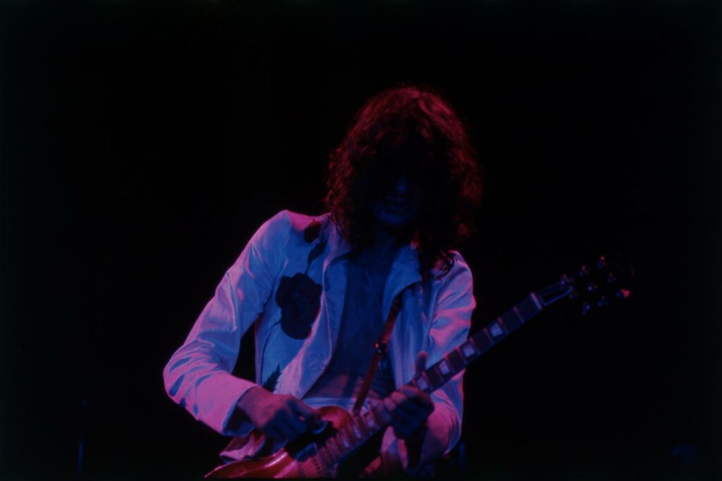 Jimmy Page выступает как часть Led Zeppelin в Лос-Анджелесе 22 июня 1977 года