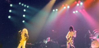 Вот ранее не публиковавшиеся фотографии Led Zeppelin, выступающих в Нью-Йорке в 1977 году