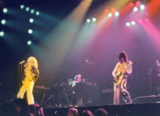 Вот ранее не публиковавшиеся фотографии Led Zeppelin, выступающих в Нью-Йорке в 1977 году