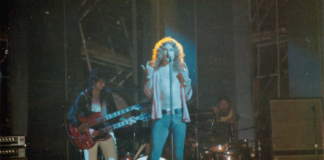 Вот еще несколько ранее не опубликованных фотографий Led Zeppelin, выступающих в Чикаго в 1973 году