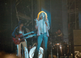 Вот еще несколько ранее не опубликованных фотографий Led Zeppelin, выступающих в Чикаго в 1973 году