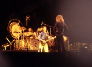 Вот ранее не публиковавшиеся фотографии Led Zeppelin, выступающих на фестивале Knebworth в 1979 году