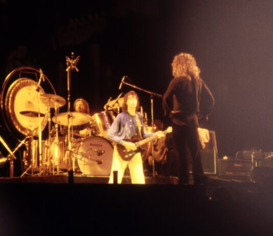 Вот ранее не публиковавшиеся фотографии Led Zeppelin, выступающих на фестивале Knebworth в 1979 году